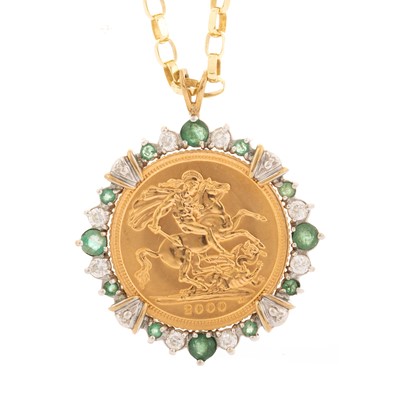 Lot 153 - ELIZABETH II EMERALD SET HALF SOVEREIGN PENDANT