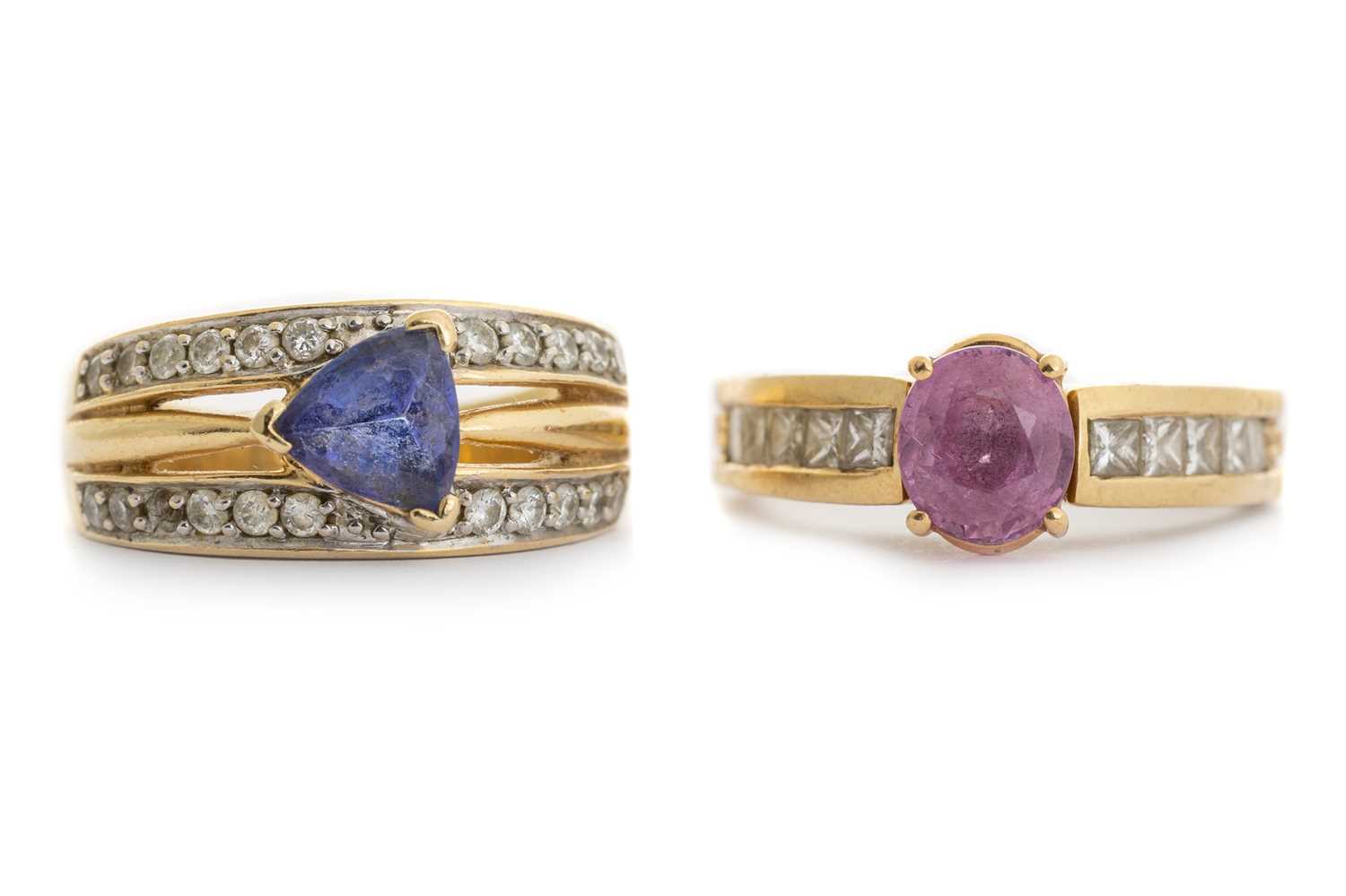 Lot 623 - TANZANITE AND DIAMOND RING