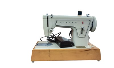 Lot 550 - SINGER PORTABLE ELECTRIC SEWING MACHINE