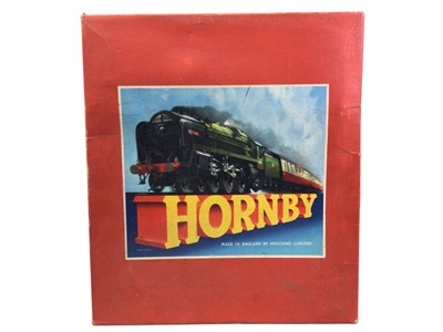 Lot 554 - HORNBY TINPLATE CLOCK WORK TRAIN SET