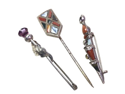 Lot 561 - SCOTTISH AGATE DIRK BROOCH