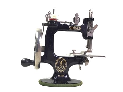 Lot 566 - SINGER CHILD'S SEWING MACHINE