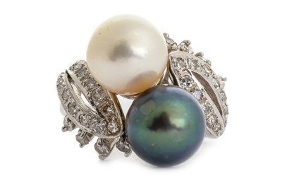 Lot 636 - PEARL AND DIAMOND RING