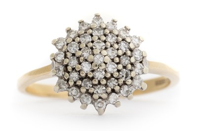 Lot 694 - DIAMOND CLUSTER RING