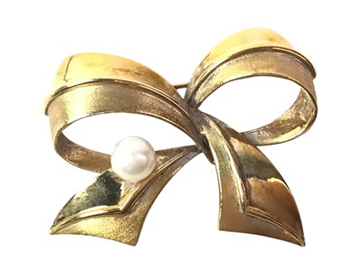 Lot 734 - RIBBON BROOCH