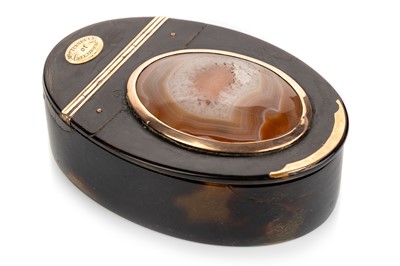 Lot TORTOISE SHELL AND AGATE SNUFF BOX