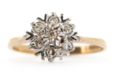 Lot 659 - DIAMOND CLUSTER RING