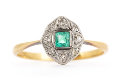 Lot 744 - EDWARDIAN EMERALD AND DIAMOND RING