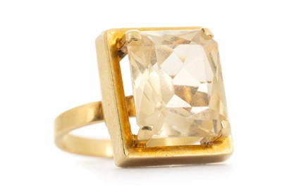 Lot 752 - CONTINENTAL MID CENTURY TOPAZ DRESS RING