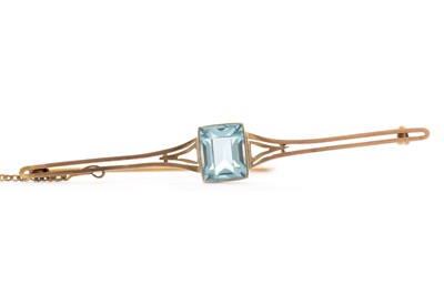 Lot 758 - ART DECO AQUAMARINE BAR BROOCH