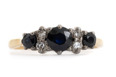 Lot 768 - SAPPHIRE AND DIAMOND RING