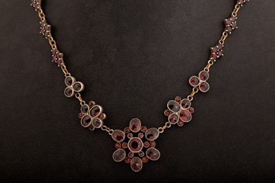 Lot 774 - EDWARDIAN GARNET NECKLACE