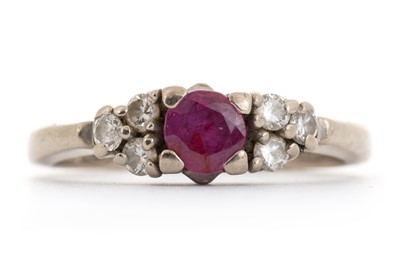 Lot 781 - RUBY AND DIAMOND RING