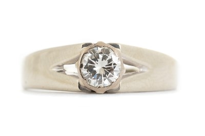 Lot 783 - DIAMOND SOLITAIRE RING