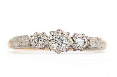 Lot 784 - DIAMOND THREE STONE RING