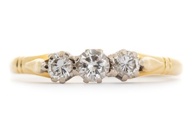 Lot 785 - DIAMOND THREE STONE RING