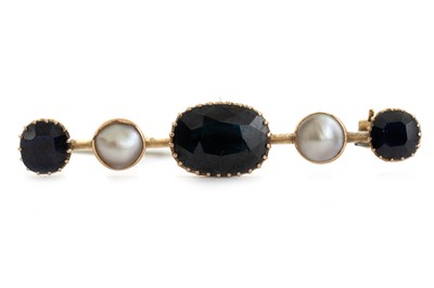 Lot 400 - VICTORIAN GEMSTONE AND PEARL BROOCH