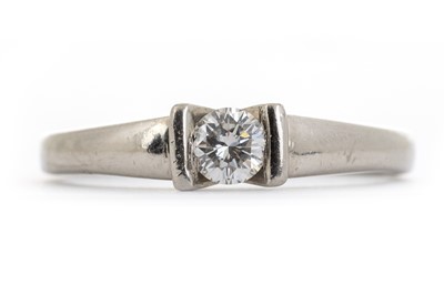 Lot 399 - DIAMOND SOLITAIRE RING