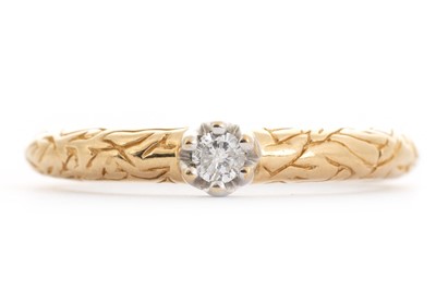 Lot 395 - DIAMOND SOLITAIRE RING