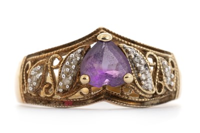 Lot 391 - AMETHYST AND DIAMOND RING