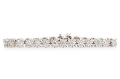 Lot 663 - CERTIFICATED DIAMOND CLUSTER BRACELET