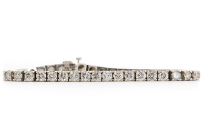 Lot 699 - DIAMOND TENNIS BRACELET