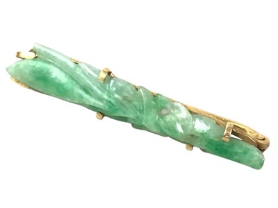 Lot 220 - JADE BROOCH