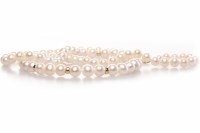 Lot 261 - CULTURED PEARL NECKLACE formed by graduated...