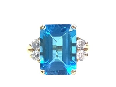 Lot 478 - TOPAZ AND GEM SET RING