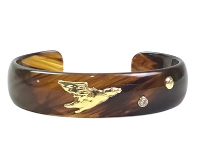 Lot 260 - YELLOW METAL AND SIMULATED TORTOISESHELL BANGLE