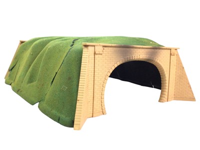 Lot 220 - GROUP OF MODEL RAILWAY ACCESSORIES