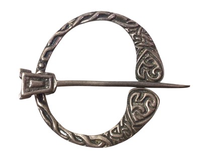 Lot 387 - SILVER ANNULAR BROOCH