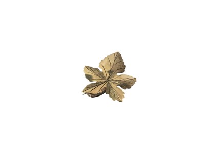 Lot 645 - GOLD MAPLE LEAF BROOCH