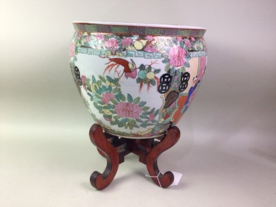 Lot 641 - CHINESE CERAMIC FIGURE GROUP