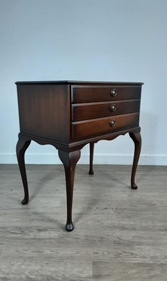 Lot 75 - MAHOGANY TABLE CANTEEN OF SILVER PLATED CUTLERY