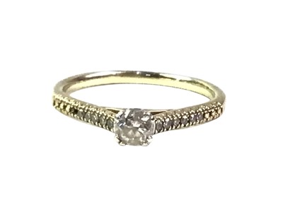 Lot 129 - DIAMOND SOLITAIRE RING
