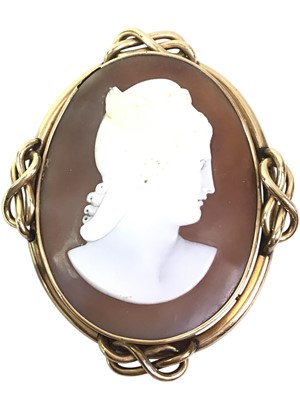 Lot 203 - VICTORIAN GRAND TOUR STYLE CAMEO BROOCH