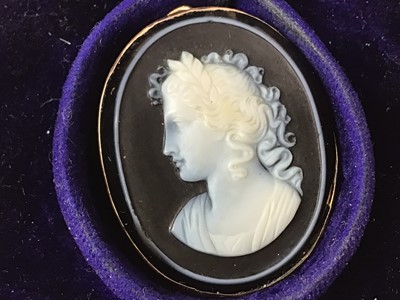 Lot 204 - VICTORIAN GOLD MOUNTED CAMEO STYLE GLASS PENDANT