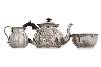 Lot 994 - MATCHED EDWARDIAN SILVER THREE PIECE TEA SERVICE