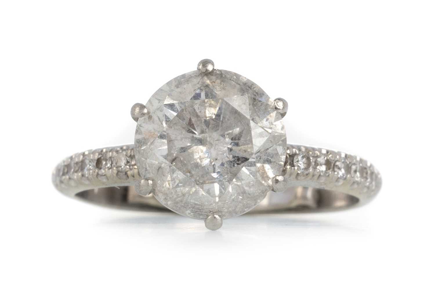 Lot 422 - DIAMOND SOLITAIRE RING