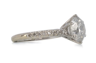 Lot 422 - DIAMOND SOLITAIRE RING
