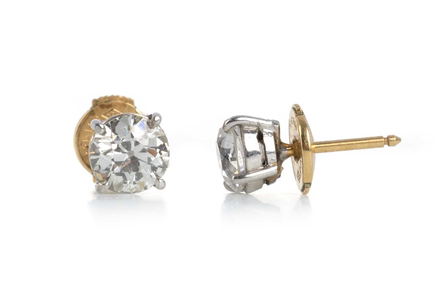 Lot 429 - PAIR OF DIAMOND STUD EARRINGS