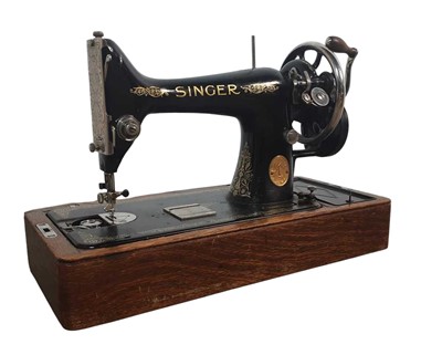 Lot 413 - SINGER SEWING MACHINE