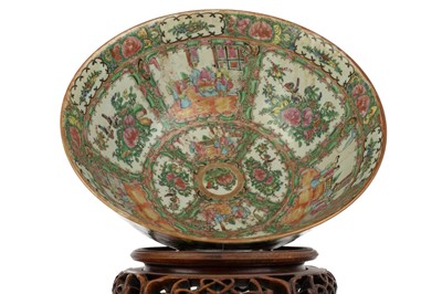Lot 1421 - CHINESE CANTONESE FAMILLE ROSE PUNCH BOWL