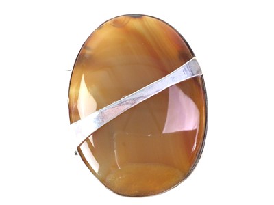Lot 448 - BANDED AGATE BROOCH