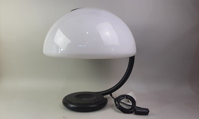 Lot 427 - ELIO MARTINELLI, RETRO 'SERPENTINE' FLOOR LAMP AND TABLE LAMP