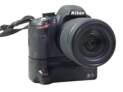 Lot 667 - GROUP OF CAMERAS AND ACCESSORIES