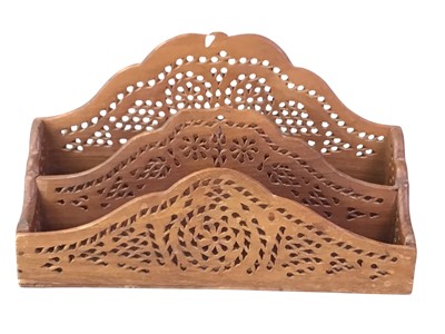 Lot 725 - GROUP OF WOODEN ITEMS