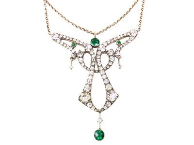 Lot 841 - VINTAGE GREEN AND WHITE PASTE NECKLACE