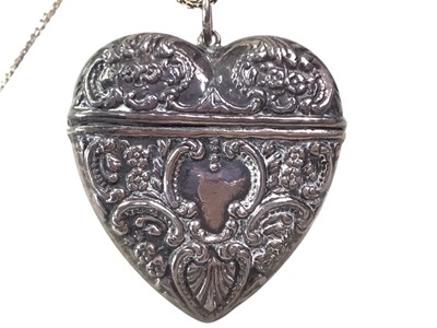 Lot 851 - VINTAGE STERLING SILVER HEARTSHAPED LOCKET NECKLACE